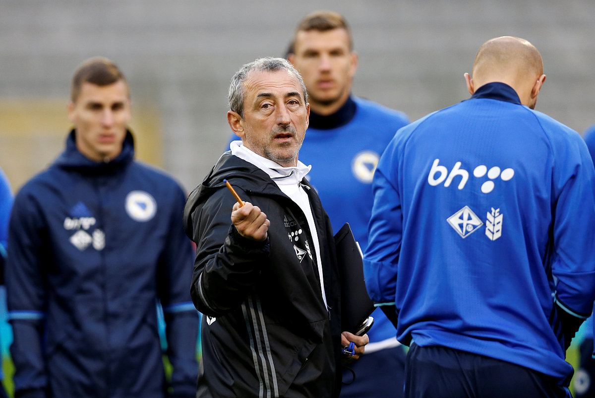 开云体育在线-日本队教练压力巨大！，巴特勒遭遇十五持续失利引发球迷热议(雨果给巴特勒上尉的信原文)