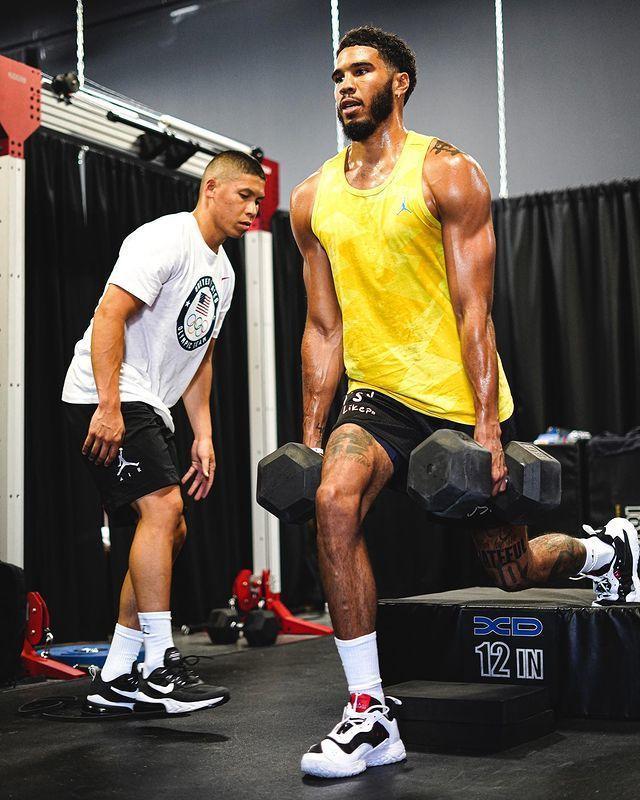 费耶诺德训练开放日；今晨战术微调引欢呼；意大利杯在即；年轻球员得到机会的简单介绍